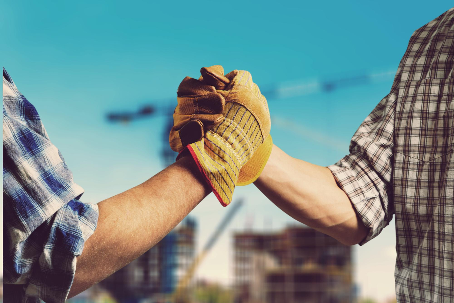 apretón de manos dos hombres de la construcción